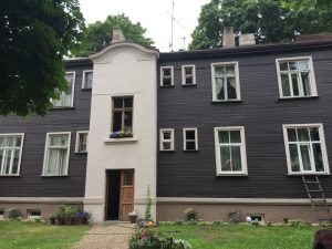 This is the front of the house we're staying in. This looks lovely, but you can't see it from the street. We're living on the back side of this house, so you can't see our place. But note the windows.