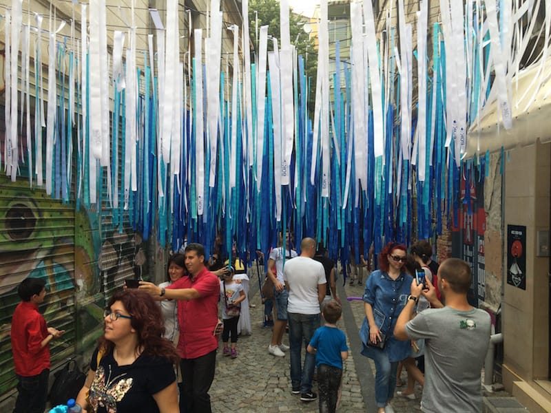 What a great idea, for Kapana Crafts Fairethis display got people together in an alley to have a play