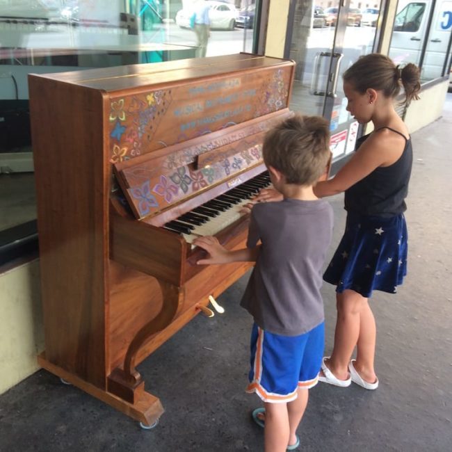 This piano at a music store in Szimpla Kert gave us a lot of fun; Ms10 learned “The Sound of Music”!