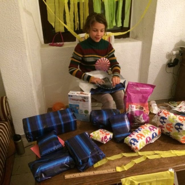 Daughter opens pressies!